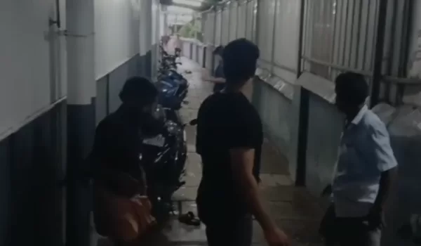 പെരുമ്പാവൂരിൽ സ്വകാര്യ ബാറിൽ മദ്യപർ തമ്മിൽ കയ്യാങ്കളി; മൂന്നുപേർ പിടിയിൽ