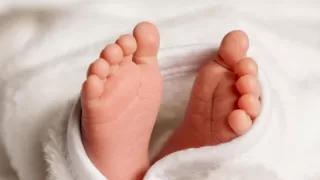 തിരുവനന്തപുരത്ത് നവജാത ശിശുവിനെ ക്ലോസറ്റിൽ ഉപേക്ഷിച്ച് യുവതി