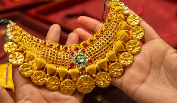 തൊട്ടാല്‍ പൊള്ളും പൊന്ന് ! പതുങ്ങിയത് കുതിക്കാനോ ? ഒറ്റയടിക്ക് കുതിച്ചുയര്‍ന്ന് സ്വര്‍ണവില