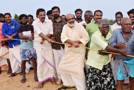 ‘ഒത്തുപിടിച്ചേ ഏയ് ലസാ…’, ശരറാന്തല്‍ ഉയര്‍ത്തിപ്പിടിച്ച് ഉദ്ഘാടനം; വ്യത്യസ്ത അനുഭവം പങ്കുവെച്ച് തോമസ് ഐസക്