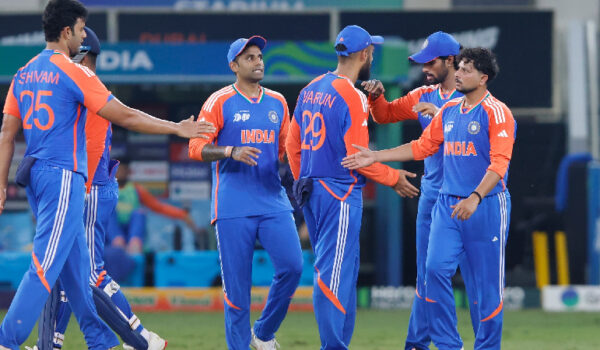 ചോരുന്ന കൈകളുമായി ഇന്ത്യ: പാകിസ്ഥാനെതിരെ വിജയലക്ഷ്യം 172