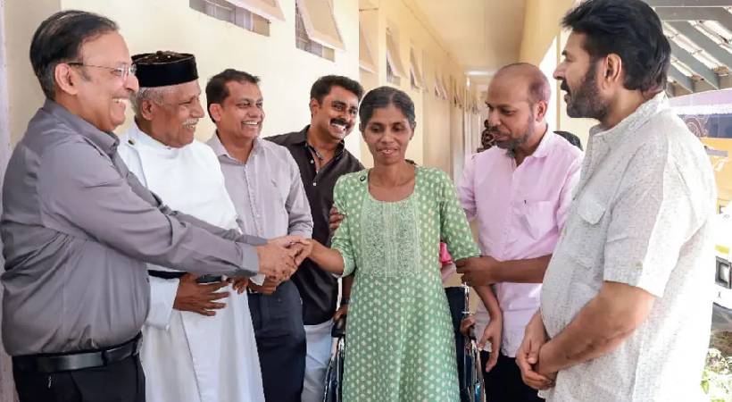 Mammootty-meets-Adimali-landslide-victim-Sandhya