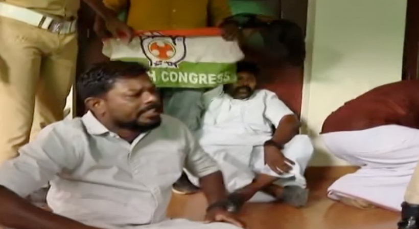 youth congress protes in minister veen george home