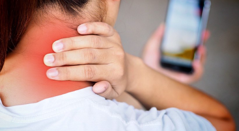 how-to-avoid-neck-pain-while-using-laptop-phone