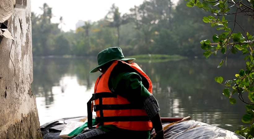 ഇത് ഹരിതകർമ്മസേന സ്റ്റൈൽ; ഉപേക്ഷിക്കപ്പെട്ട പ്ലാസ്റ്റിക്കിൽ നിന്ന് നിർമ്മിച്ച വഞ്ചിയിൽ മാലിന്യം ശേഖരിക്കുന്ന ചേരാനെല്ലൂരുകാരി