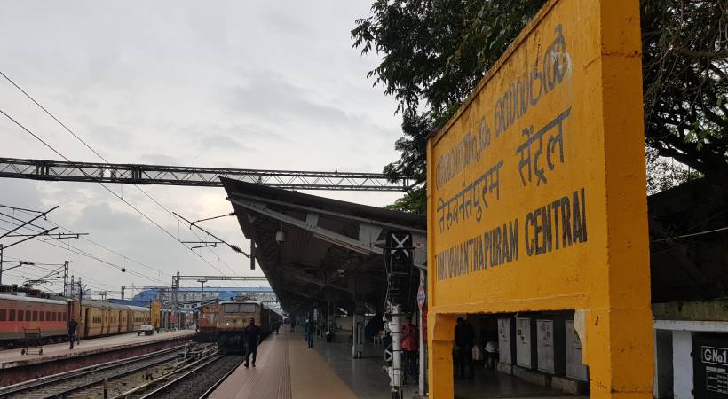 തിരുവനന്തപുരം റെയിൽവേ സ്റ്റേഷനിൽ എസ്‌കലേറ്റർ പിന്നിലേക്ക് റൊട്ടേറ്റ് ചെയ്ത് ആളുകൾ നിലത്ത് വീണ്......