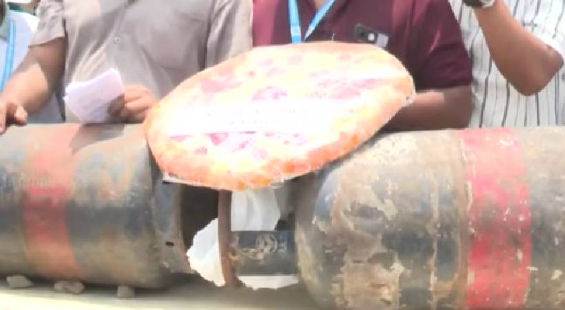 വാണിജ്യ പാചകവാതക വില വർധന: ഗ്യാസ് സിലിണ്ടർ സ്ട്രക്ച്ചറിൽ കിടത്തി റീത്ത് വെച്ച് പ്രതിഷേധിച്ച് ഹോട്ടൽ ആൻഡ് റെസ്റ്റോറന്റ് അസോസിയേഷൻ