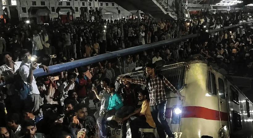 Job aspirants vandalised Patliputra Railway Station in Bihar